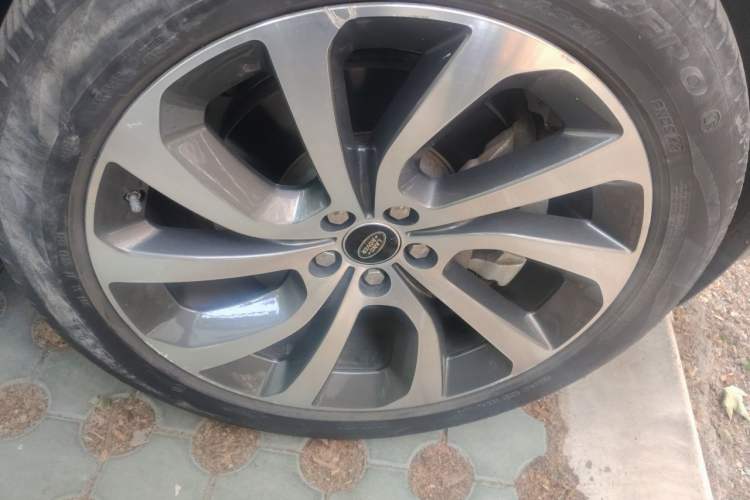 Used Land Rover Discovery Sport 2020 249 PS R-Dynamic Performance Edition Right Front Wheel Hub
