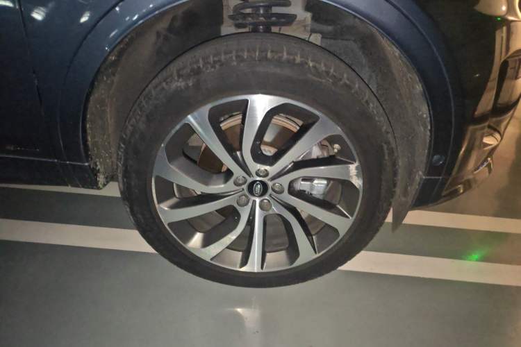 Used Land Rover Discovery Sport 2020 249 PS R-Dynamic Performance Tech Edition 5 Seats Right Front Wheel Hub