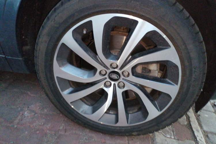 Used Land Rover Discovery Sport 2020 249 PS R-Dynamic Performance Tech Edition 5 Seats Right Front Wheel Hub