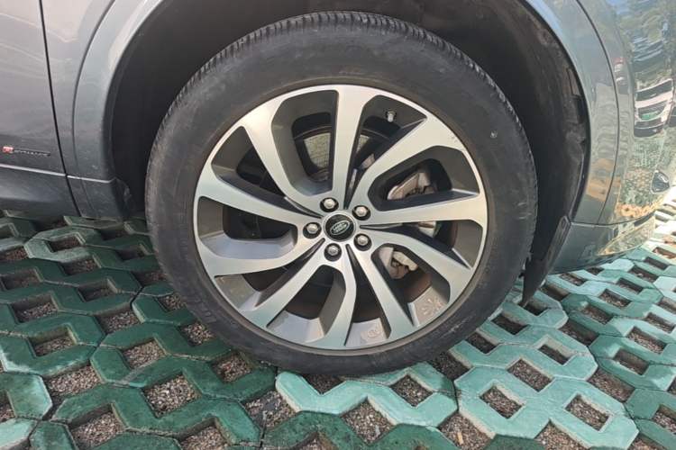 Used Land Rover Discovery Sport 2020 249 PS R-Dynamic Performance Edition Right Front Wheel Hub