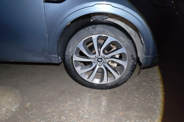 Used Land Rover Discovery Sport 2020 249 PS R-Dynamic Performance Edition Right Front Wheel Hub