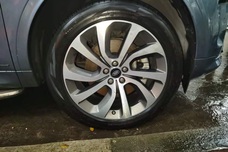 Used Land Rover Discovery Sport 2020 249 PS R-Dynamic Performance Edition Right Front Wheel Hub