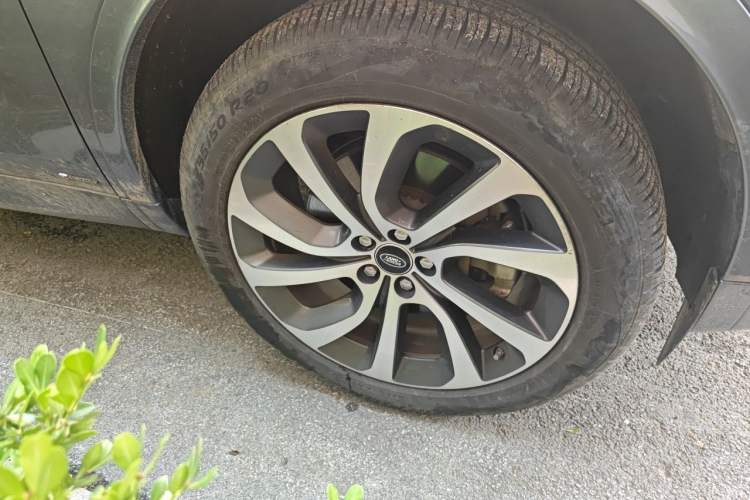 Used Land Rover Discovery Sport 2020 249 PS R-Dynamic Performance Edition Right Front Wheel Hub