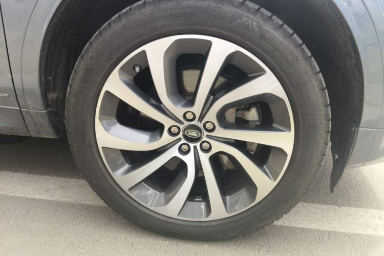 Used Land Rover Discovery Sport 2020 249 PS R-Dynamic Performance Tech Edition 5 Seats Right Front Wheel Hub