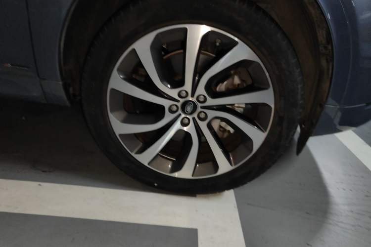 Used Land Rover Discovery Sport 2020 249 PS R-Dynamic Performance Edition Right Front Wheel Hub