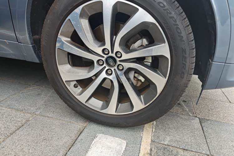 Used Land Rover Discovery Sport 2020 249 PS R-Dynamic Performance Edition Right Front Wheel Hub