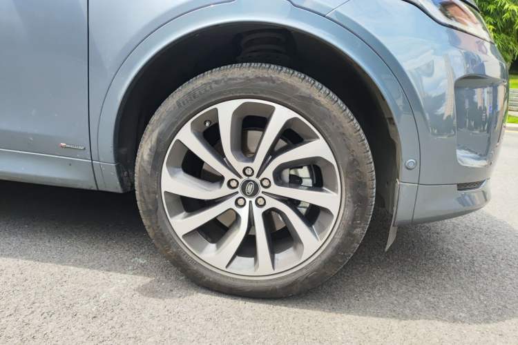 Used Land Rover Discovery Sport 2020 249 PS R-Dynamic Performance Edition Right Front Wheel Hub