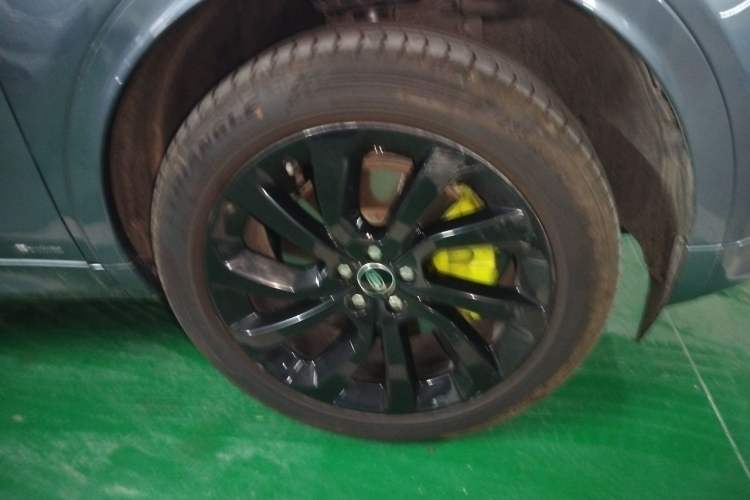 Used Land Rover Discovery Sport 2020 249 PS R-Dynamic Performance Edition Right Front Wheel Hub