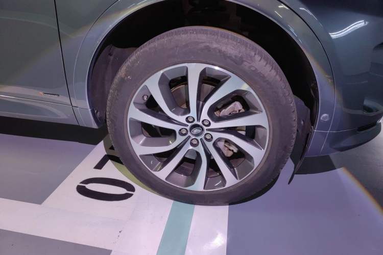 Used Land Rover Discovery Sport 2020 249 PS R-Dynamic Performance Tech Edition 7 Seats Right Front Wheel Hub