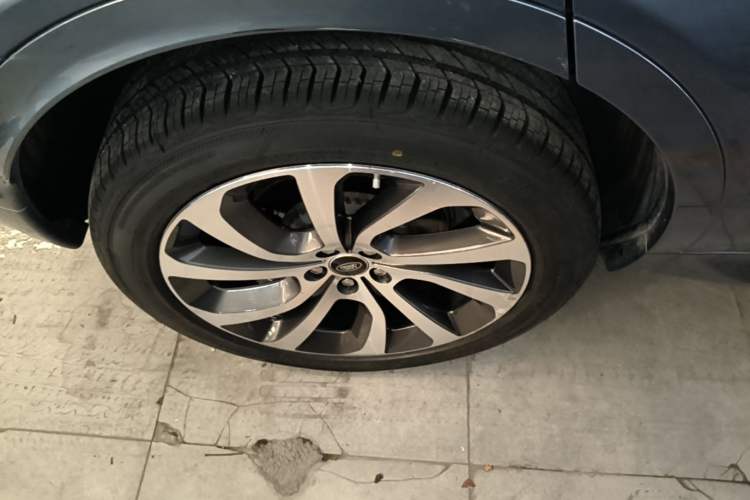Used Land Rover Discovery Sport 2020 249 PS R-Dynamic Performance Tech Edition 7 Seats Right Rear Wheel Hub