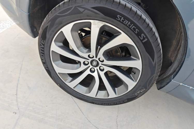 Used Land Rover Discovery Sport 2020 249 PS R-Dynamic Performance Edition Right Rear Wheel Hub