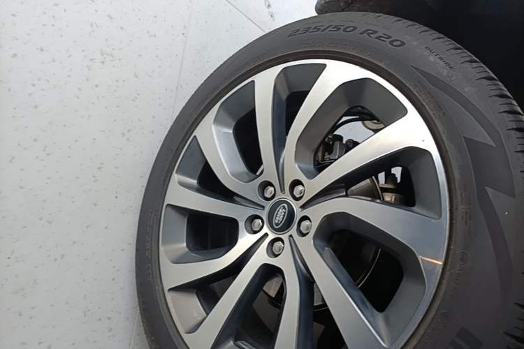 Used Land Rover Discovery Sport 2020 249 PS R-Dynamic Performance Edition Right Rear Wheel Hub