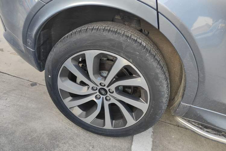 Used Land Rover Discovery Sport 2020 249 PS R-Dynamic Performance Tech Edition 7 Seats Right Rear Wheel Hub