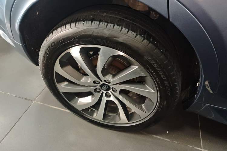Used Land Rover Discovery Sport 2020 249 PS R-Dynamic Performance Edition Right Rear Wheel Hub
