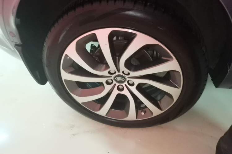 Used Land Rover Discovery Sport 2020 249 PS R-Dynamic Performance Tech Edition 5 Seats Right Rear Wheel Hub