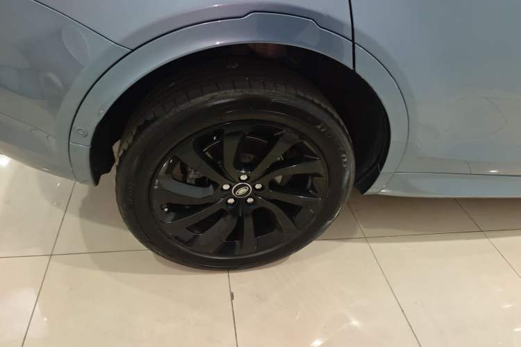 Used Land Rover Discovery Sport 2020 249 PS R-Dynamic Performance Tech Edition 5 Seats Right Rear Wheel Hub