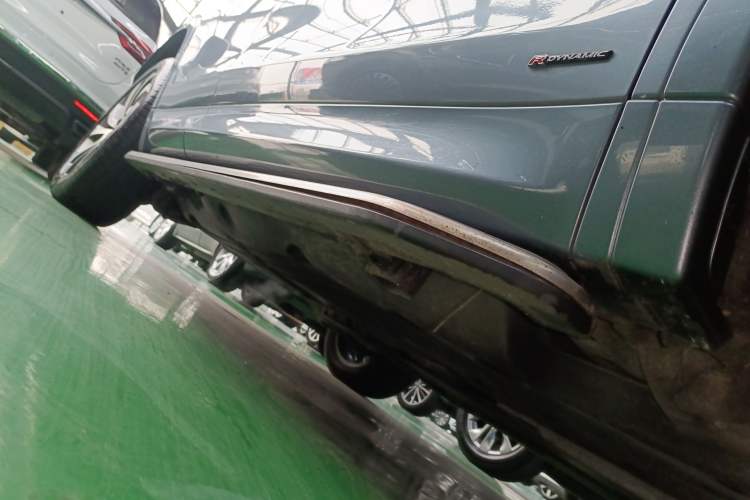 Used Land Rover Discovery Sport 2020 249 PS R-Dynamic Performance Edition Right Side Sill