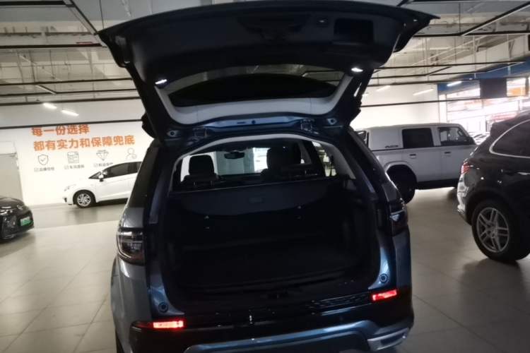 Used Land Rover Discovery Sport 2020 249 PS R-Dynamic Performance Edition Trunk