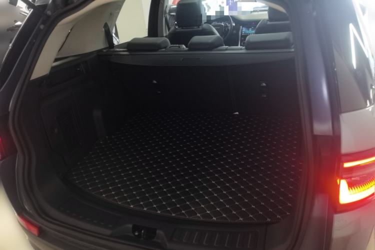 Used Land Rover Discovery Sport 2020 200 PS Family Edition Trunk