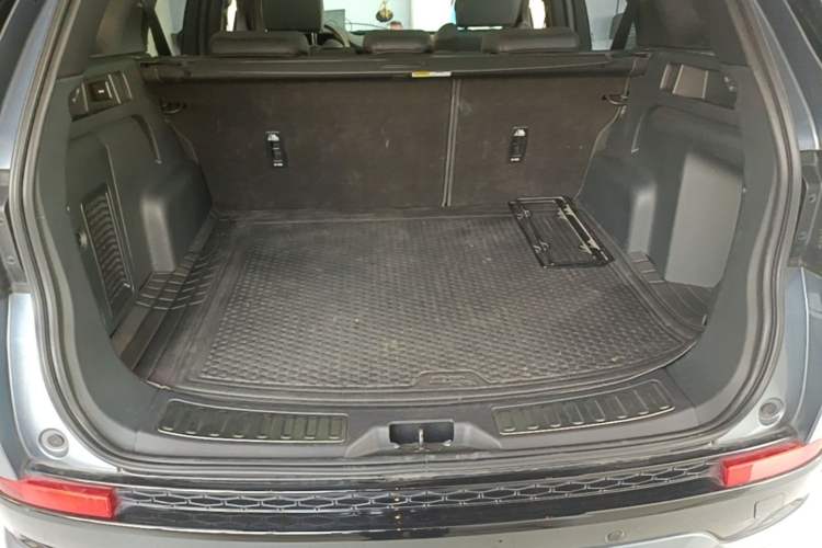 Used Land Rover Discovery Sport 2020 249 PS R-Dynamic Performance Edition Trunk