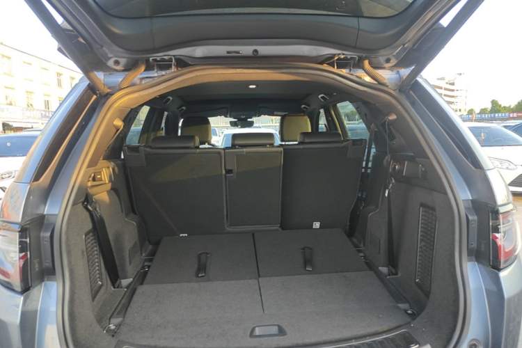 Used Land Rover Discovery Sport 2020 249 PS R-Dynamic Performance Tech Edition 7 Seats Trunk