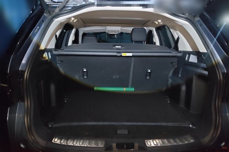 Used Land Rover Discovery Sport 2020 249 PS R-Dynamic Performance Edition Trunk