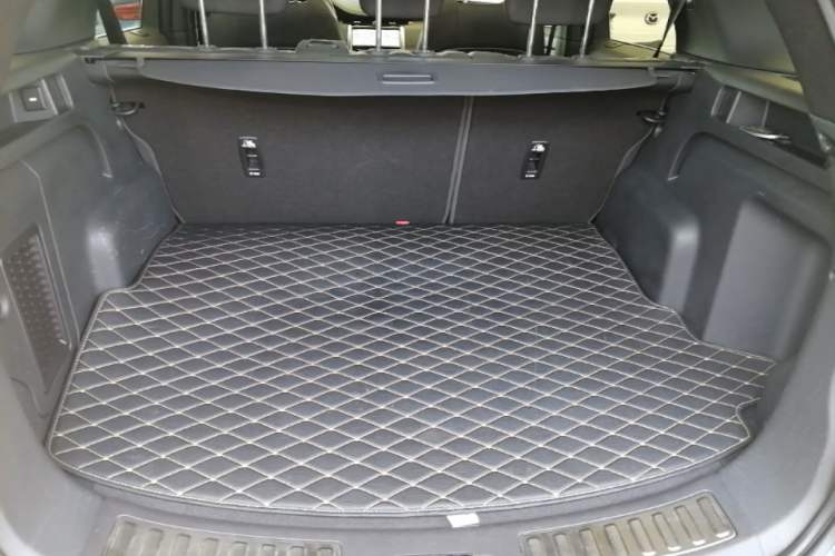 Used Land Rover Discovery Sport 2020 249 PS R-Dynamic Performance Edition Trunk
