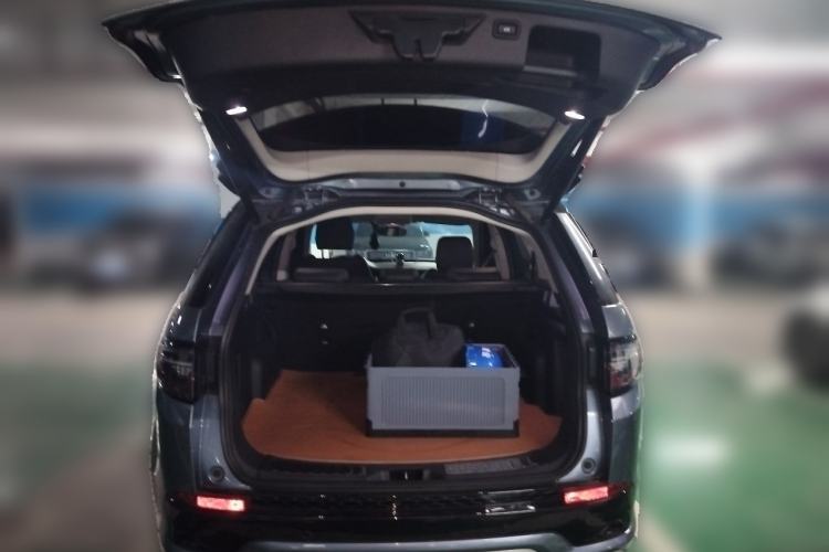 Used Land Rover Discovery Sport 2020 249 PS R-Dynamic Performance Edition Trunk