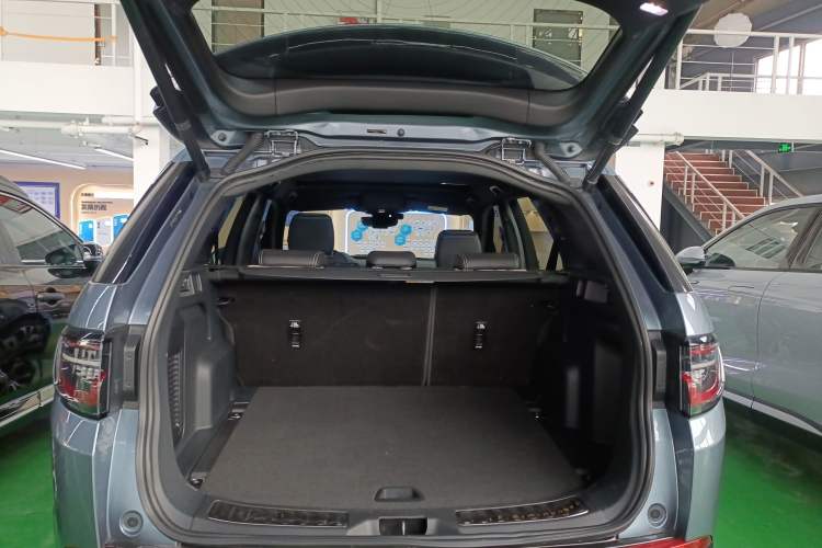 Used Land Rover Discovery Sport 2020 249 PS R-Dynamic Performance Edition Trunk