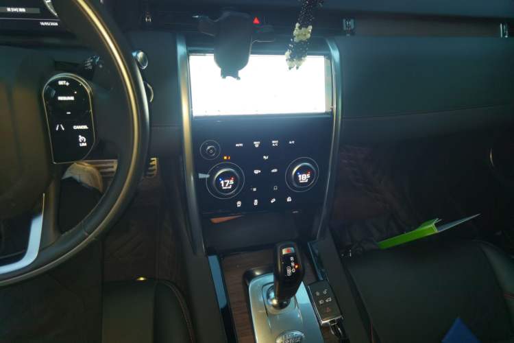 Used Land Rover Discovery Sport 2020 249 PS R-Dynamic Performance Edition Audio And AC Panel