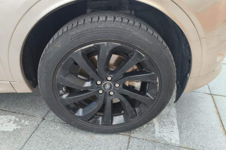 Used Land Rover Discovery Sport 2020 249 PS R-Dynamic Performance Edition Right Front Wheel Hub