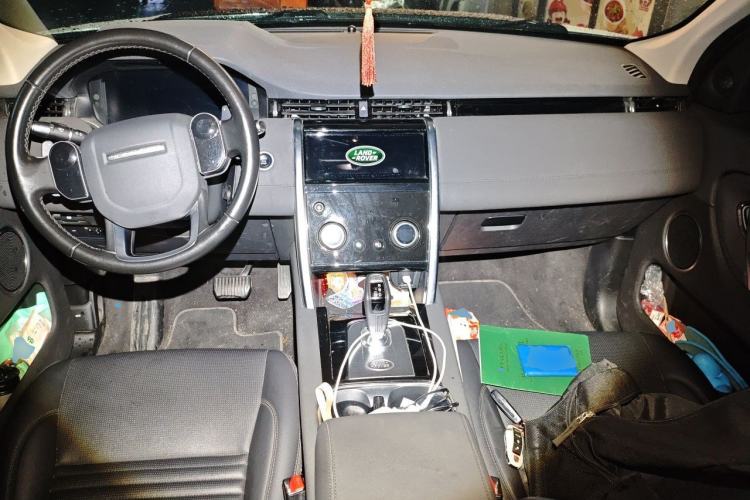 Used Land Rover Discovery Sport 2020 200 PS Family Edition Center Console