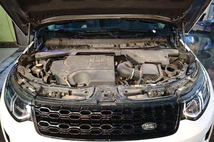 Used Land Rover Discovery Sport 2020 200 PS Family Edition Engine Bay