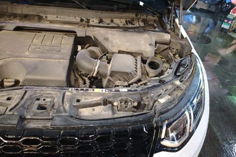 Used Land Rover Discovery Sport 2020 200 PS Family Edition Engine Bay Left