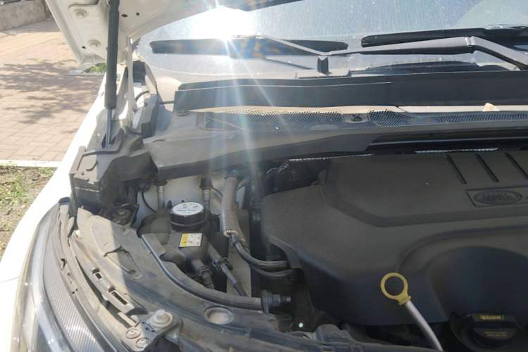 Used Land Rover Discovery Sport 2020 249 PS R-Dynamic Performance Edition Engine Bay Right