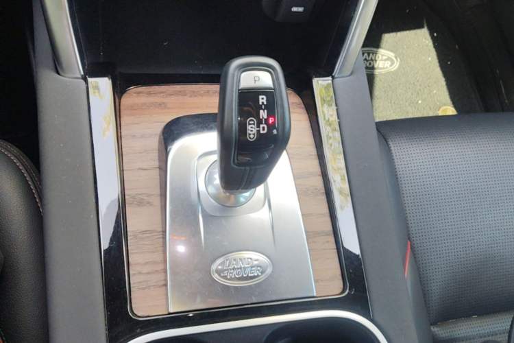 Used Land Rover Discovery Sport 2020 249 PS R-Dynamic Performance Edition Gear Lever