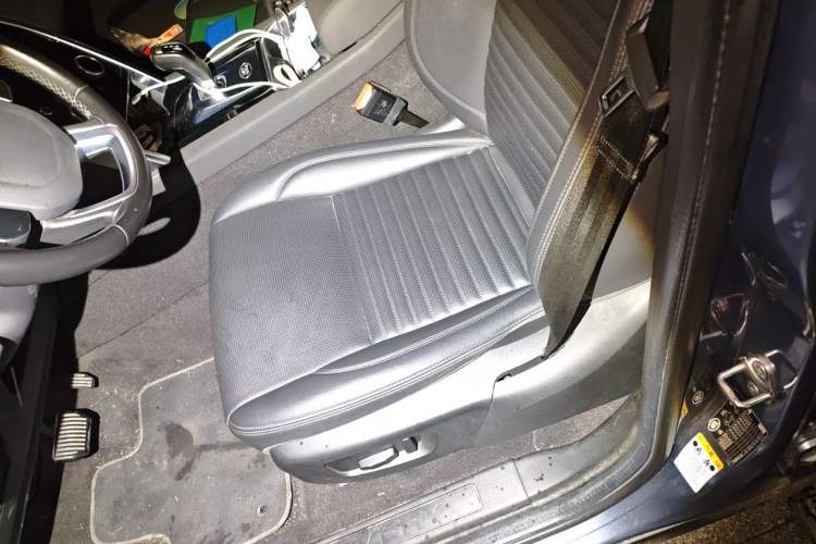 Used Land Rover Discovery Sport 2020 200 PS Family Edition Left Front Seat