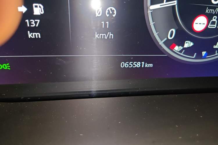 Used Land Rover Discovery Sport 2020 249 PS R-Dynamic Performance Edition Odometer Close Up