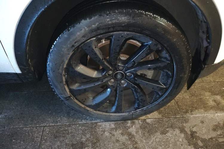 Used Land Rover Discovery Sport 2020 200 PS Family Edition Right Front Wheel Hub
