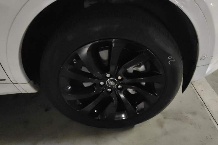 Used Land Rover Discovery Sport 2020 249 PS R-Dynamic Performance Tech Edition 7 Seats Right Front Wheel Hub