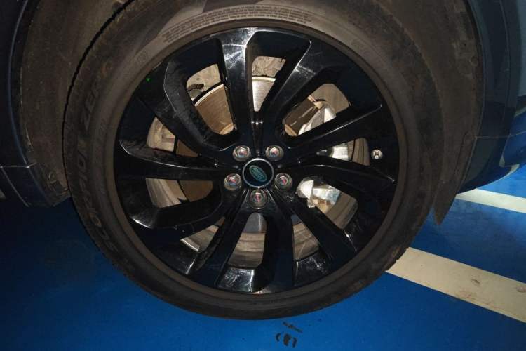 Used Land Rover Discovery Sport 2020 249 PS R-Dynamic Performance Edition Right Front Wheel Hub