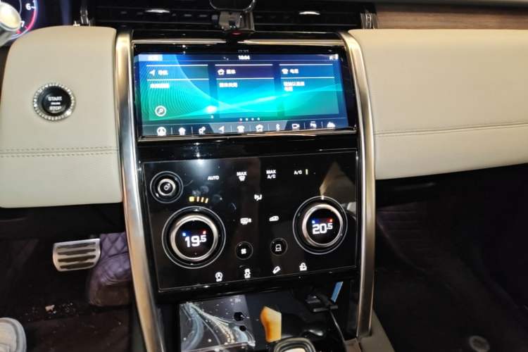 Used Land Rover Discovery Sport 2020 249 PS R-Dynamic Performance Edition Audio And AC Panel
