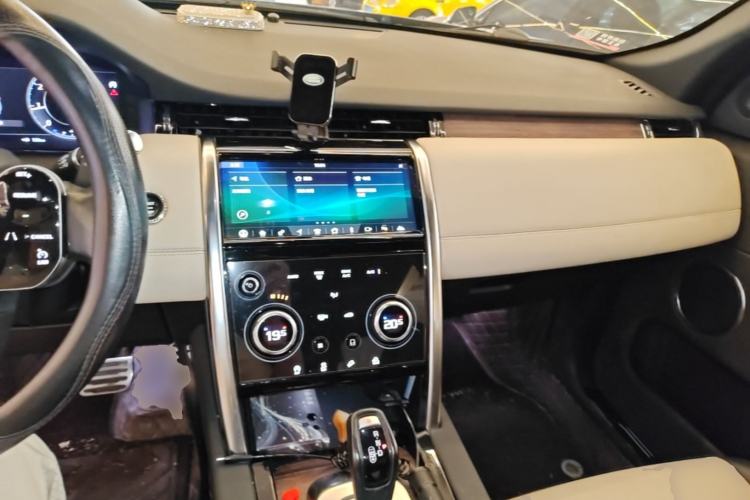 Used Land Rover Discovery Sport 2020 249 PS R-Dynamic Performance Edition Center Console