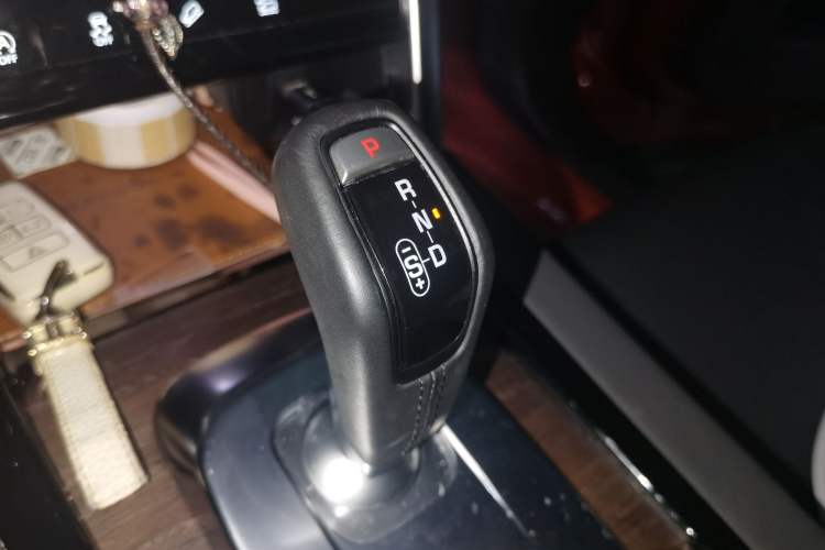 Used Land Rover Discovery Sport 2020 249 PS R-Dynamic Performance Tech Edition 7 Seats Gear Lever