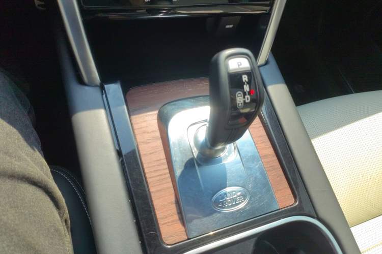 Used Land Rover Discovery Sport 2020 249 PS R-Dynamic Luxury Custom Edition Gear Lever