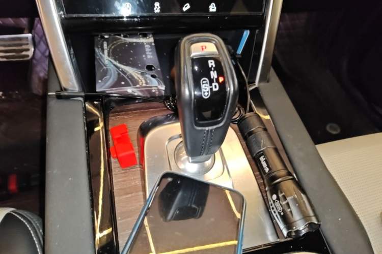 Used Land Rover Discovery Sport 2020 249 PS R-Dynamic Performance Edition Gear Lever