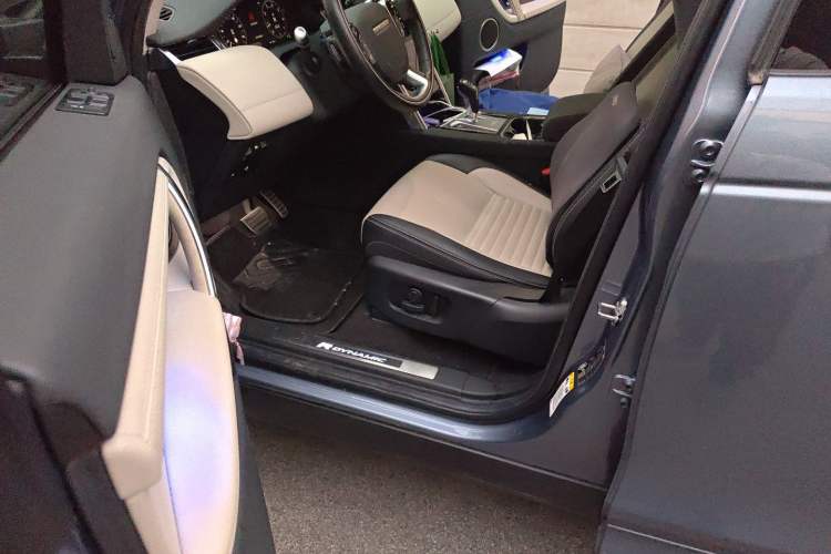 Used Land Rover Discovery Sport 2020 249 PS R-Dynamic Performance Edition Interior 3