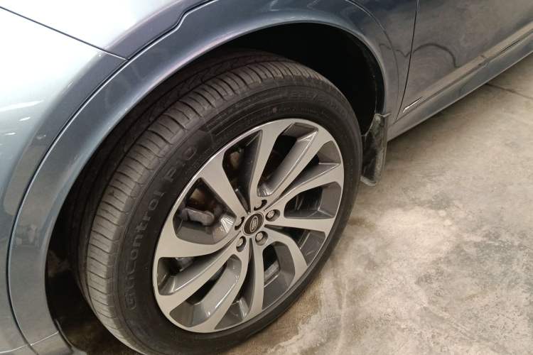 Used Land Rover Discovery Sport 2020 249 PS R-Dynamic Performance Edition Left Front Wheel Hub