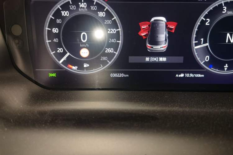 Used Land Rover Discovery Sport 2020 249 PS R-Dynamic Performance Tech Edition 7 Seats Odometer Close Up