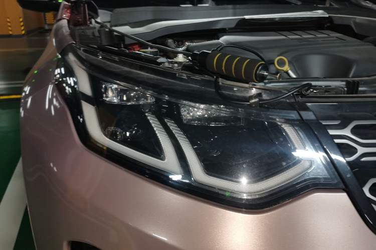 Used Land Rover Discovery Sport 2020 249 PS R-Dynamic Performance Tech Edition 7 Seats Right Front Headlight